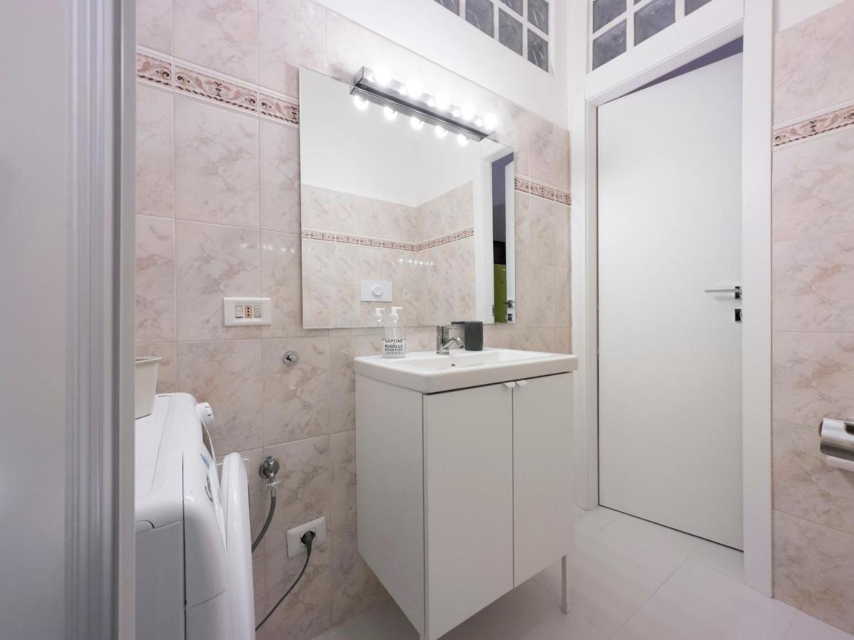 Xenia Apartments - Stylish Colorful Apt- Upbeat & Well-Connected Area มิลาน ภายนอก รูปภาพ